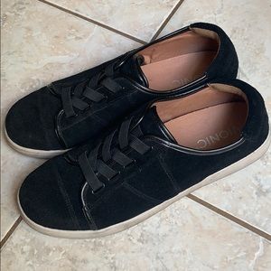 Gently worn Vionic tennis shoes.